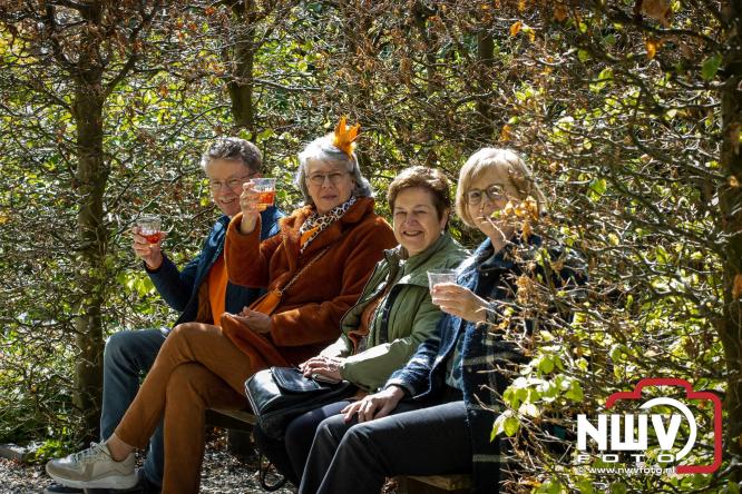 Volle terrassen, bruisende kleedjesmarkt en sportieve Wallenloop: Elburg leeft tijdens koningsdag! - &copy; NWVFoto.nl